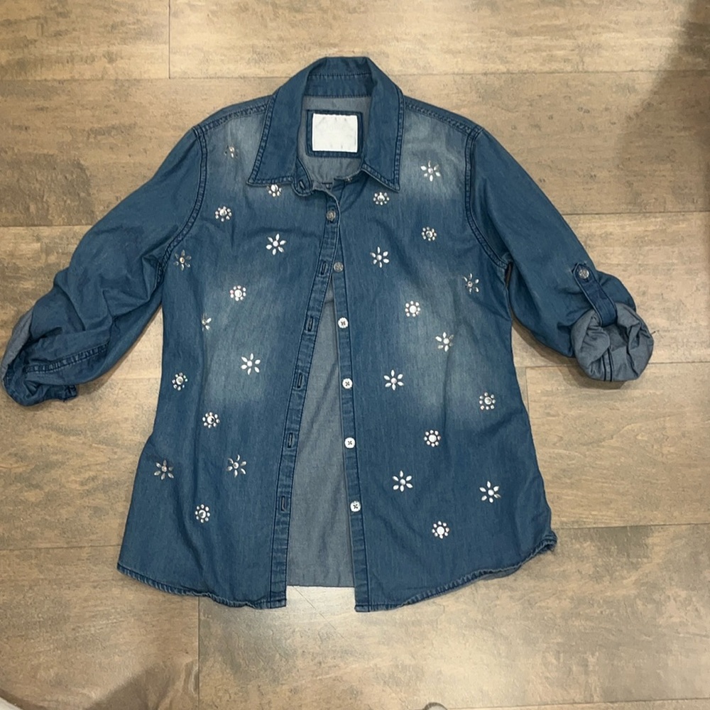 youth girls button down top. pairs great with any type of pants.